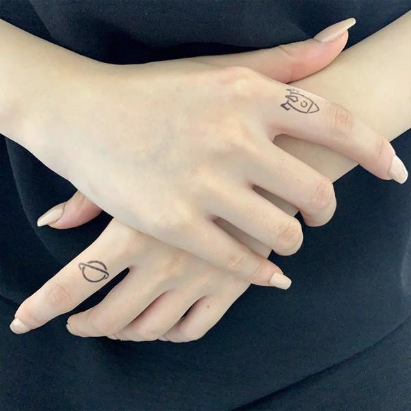 Những biểu tượng mini ở ngón tay thật dễ thương đúng không nào?