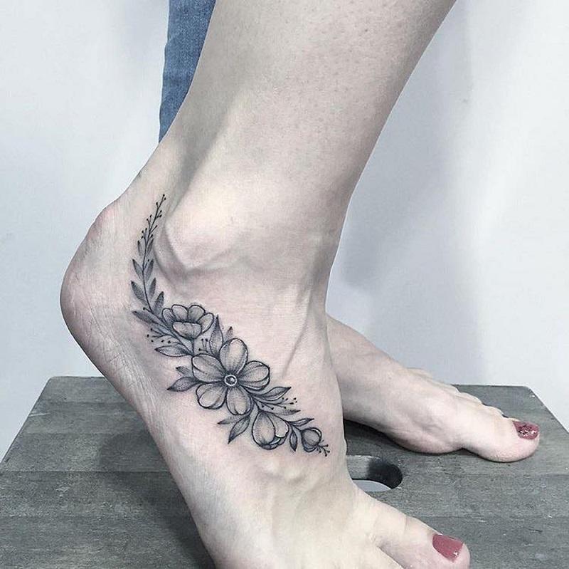 Hình xăm hoa lá trên mu bàn chân