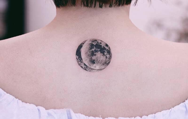 Hình xăm mặt trăng trên lưng ấn tượng