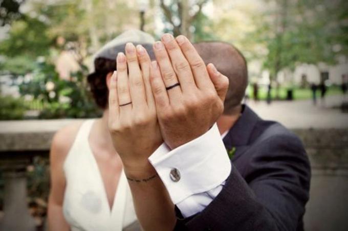 Thay vì mang nhẫn cưới, người trẻ... xăm hình nhẫn cưới lên ngón tay