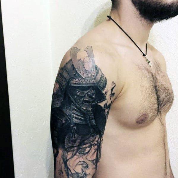 Hình xăm samurai mặt quỷ ở cánh tay đen trắng
