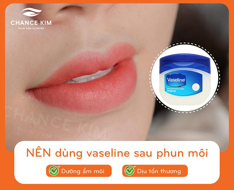 nên bôi Vaseline sau khi phun môi