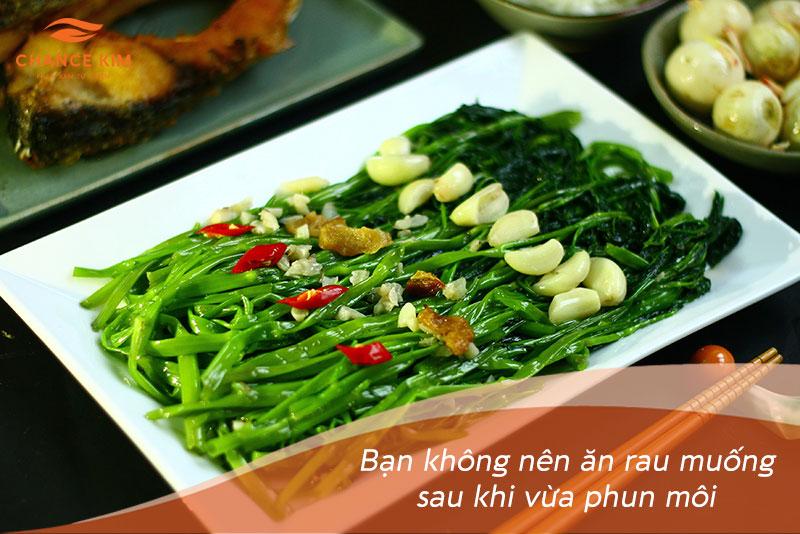 Không nên ăn rau muống sau khi vừa mới phun môi xong