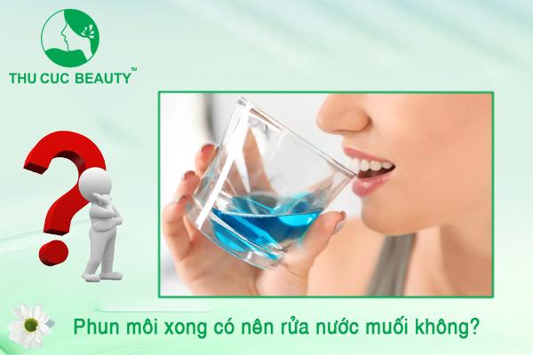 phun môi xong có nên rửa nước muối không