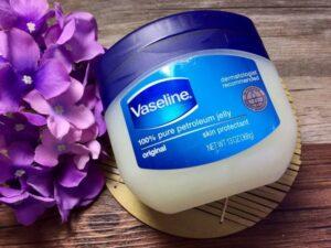 Giải đáp: Có nên bôi vaseline sau khi xăm môi không?