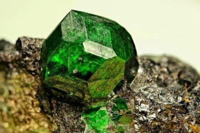 Đá diopside nguyên khối