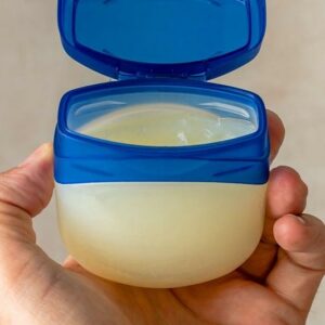 Bôi Vaseline lên chân mày phun xăm, liệu có tốt hay không?