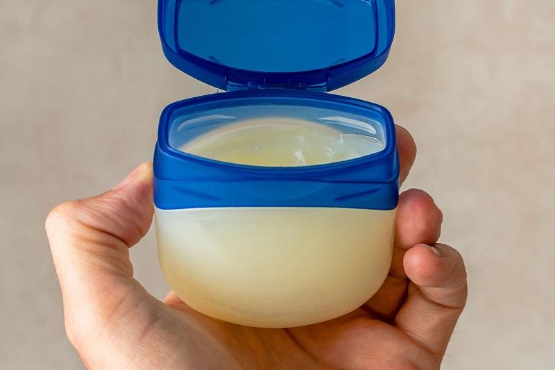 Bôi Vaseline lên chân mày phun xăm, liệu có tốt hay không?