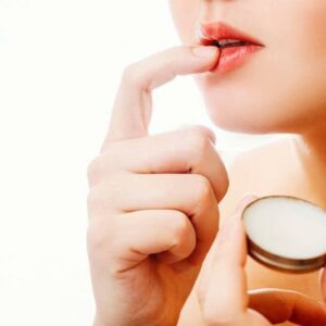 Có nên bôi vaseline sau khi phun môi?