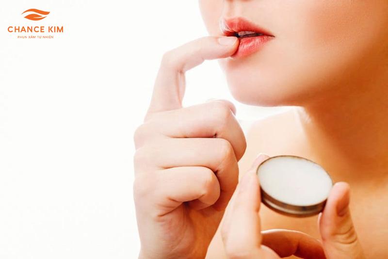 Bôi Vaseline sau phun môi quá sớm cũng không tốt