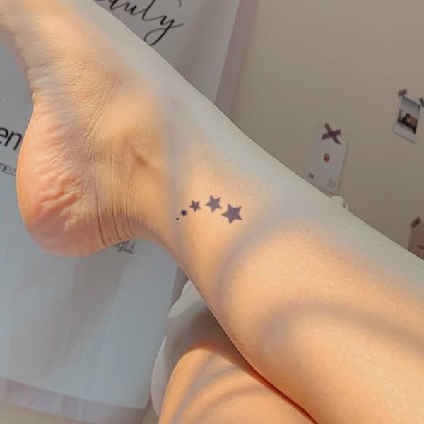 Hình xăm ngôi sao ở chân